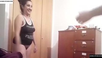गीली और उत्तेजित Milf एक डिल्डो के साथ चुदाई करती है