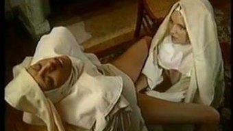 अमेचुर भिक्षु कॉन्वेंट में एक जंगली थ्रीसम में लिप्त हो जाता है।