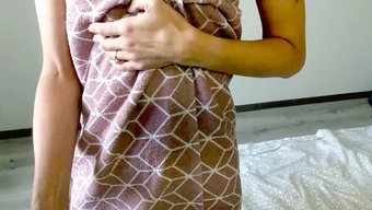 एक हॉट औरत अपने खूबसूरत बॉयफ्रेंड के साथ कैमरे पर मस्ती करती है।