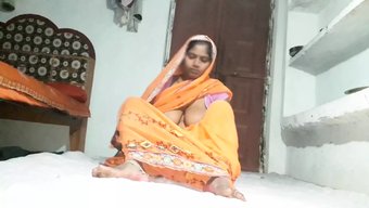 भारतीय टीन बड़े लंड को उंगलियों से चोदने और खाने का आनंद लेती है।