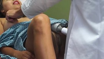 लैटिना मरीज के साथ टैबू परीक्षा जो तीव्र उत्तेजना का कारण बनती है
