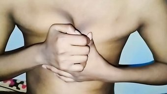 18 साल की भारतीय लड़की बड़े प्राकृतिक स्तनों वाली कैमरे पर शरारती होती है।