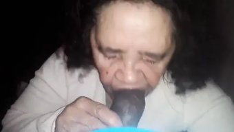 दांतहीन अमेचुर दादी बड़े काले लंड का आनंद लेती है।
