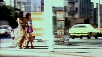 1974 में रिवेरा होटल में क्लासिक थ्रीसम में लड़कियों का सेक्स।