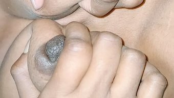 18 साल की भारतीय लड़की के बड़े प्राकृतिक स्तन और बड़ी क्लिट डिस्प्ले पर