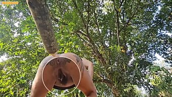 युवा और शौकिया लड़की का पहली बार जंगल में पेशाब का रोमांच।